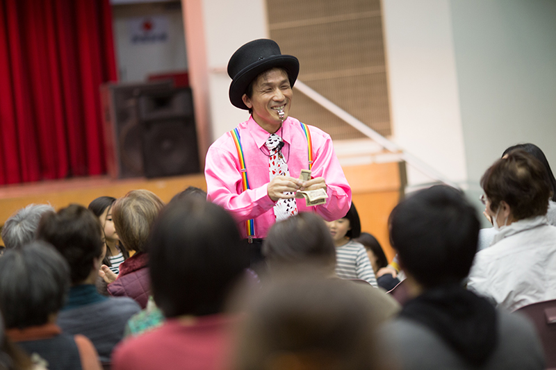 観客席に降りて一万円札を使いマジックをするキビート