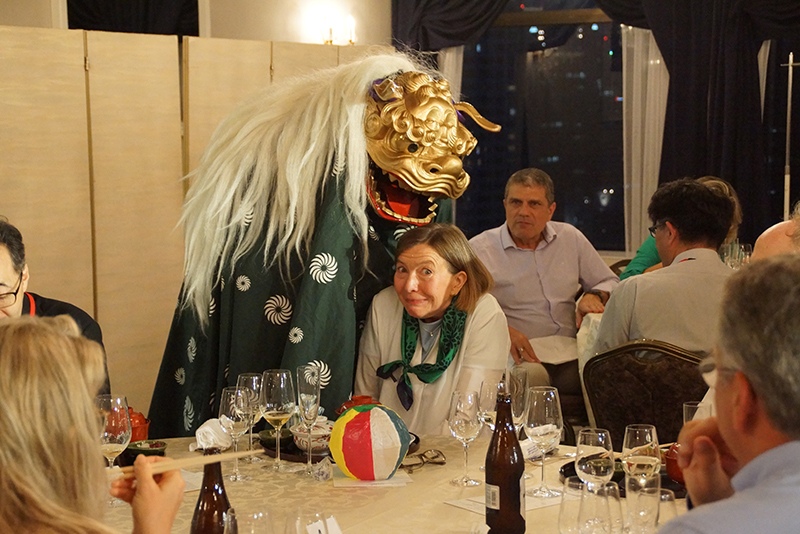 獅子舞が近くにきて驚く外国人の女性の様子