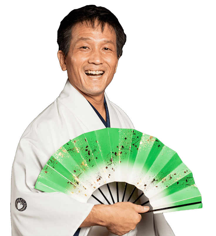 笑顔で開いた扇子を持つ豊来家幸輝