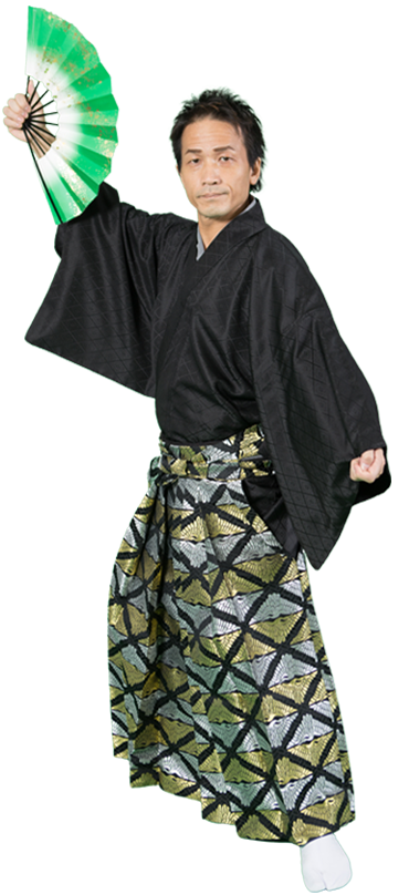 右手に扇子を持ちポーズをしている豊来家幸輝