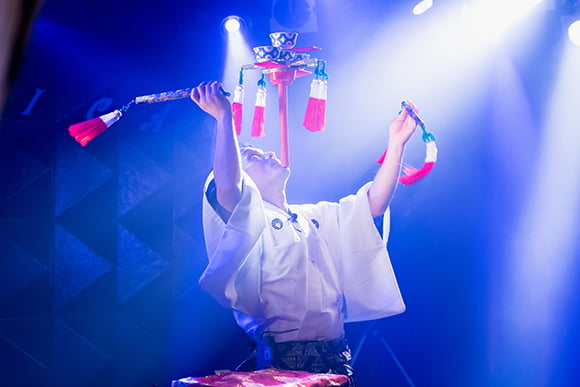 あごの上にバチを立て、その上に茶碗や房を積み上げる豊来家幸輝