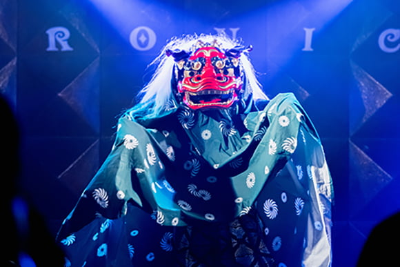 獅子舞をかぶりステージに立つ豊来家幸輝