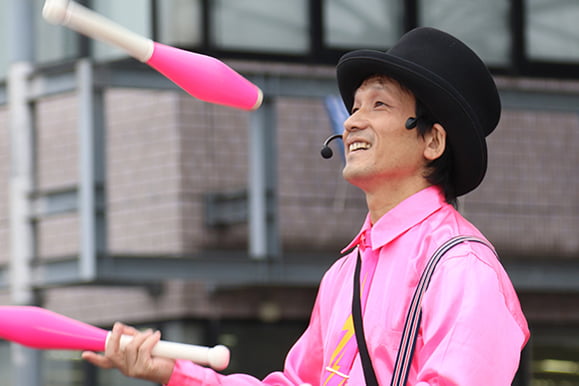 ピンク色のピンでジャグリングをするキビート