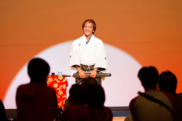 ステージから客席に挨拶をする豊来家幸輝