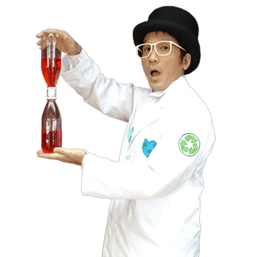 赤い液体が入った2つのペットボトルをつないだ実験器具を持つ白衣のキビート