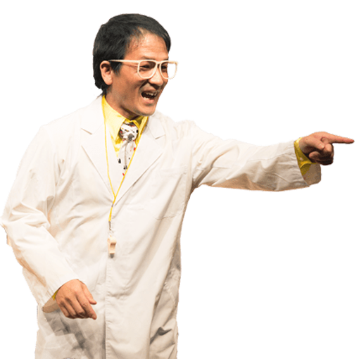 白衣姿のキビートが指をさしている様子