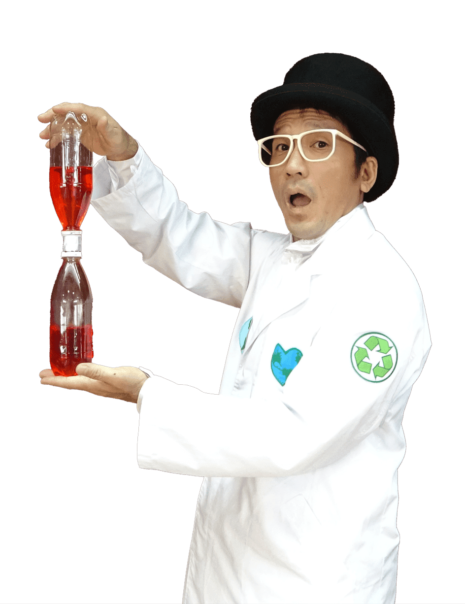 赤い液体が入った2つのペットボトルをつないだ実験器具を持つ白衣のキビート