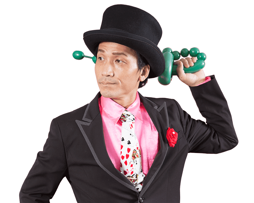 左風船で作った剣を頭に刺しているポーズのキビート